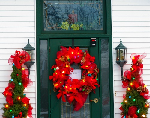 wreath on door of unity church - douglas michigan